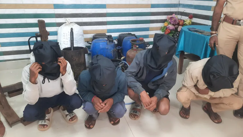 ଗଂଜେଇ ତେଲ କାରଖାନା ଉପରେ ପୁଲିସ ଚଢାଉ: ସାମଗ୍ରୀ ଜବତ, ୪ ଗିରଫ