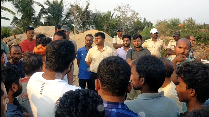 ବେଆଇନ ଇଟାଭାଟି ଭାଙ୍ଗିବାକୁ ଯାଇ ତହସିଲଦାର ଅଟକ, ଚାନ୍ଦବାଲିରେ ଉତ୍ତେଜନା