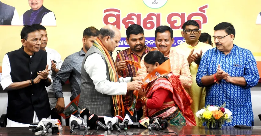 ବିଜେଡି ଛାଡ଼ି ବିଜେପିରେ ଯୋଗଦେଲେ ଲାଞ୍ଜିଗଡ ବ୍ଲକ ଅଧ୍ୟକ୍ଷା କମଳା ପାତ୍ର, କଳାହାଣ୍ଡିରେ ବଢ଼ିଲା ଦଳୀୟ ଶକ୍ତି