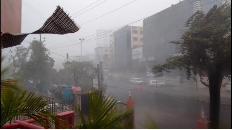 ଭୁବନେଶ୍ୱରରେ କାଳବୈଶାଖୀର ତାଣ୍ଡବ: ହୋର୍ଡିଂ ଭୁଶୁଡ଼ି ଜଣଙ୍କ ମୃତ୍ୟୁ, ବ୍ୟାପକ କ୍ଷତି