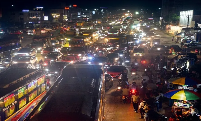 ଟ୍ବିନ୍ ସିଟିରେ ଟ୍ରାଫିକ୍ ଅଚଳ: ପଳାଶୁଣୀ ସେତୁ ଉପରେ କେମିକାଲ୍ ଟ୍ରକ୍ ଜଳିଲା, ୭ ଘଣ୍ଟା ଯାତାୟାତ ବାଧା