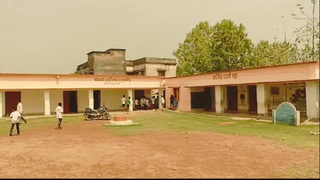 ସ୍କୁଲରେ କ୍ରୂରତା: ପିଲାଙ୍କ ପ୍ୟାଣ୍ଟରେ ବିଛୁଆତି ପୁରାଇ ଦେଲେ ପ୍ରଧାନଶିକ୍ଷକ, ଚାକିରିରୁ ନିଲମ୍ବିତ