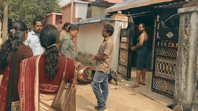 ଜନଗଣନା ବେଳେ ରକ୍ତପାତ: କର୍ମଚାରୀଙ୍କୁ ଗୋଡ଼ାଇ ଗୋଡ଼ାଇ ପିଟିଲେ, ଗାଡ଼ି ବି ଭଙ୍ଗାରୁଜା