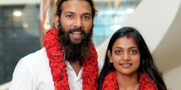 ନାବାଳିକା ବୋଲି ଜଣାପଡ଼ିଲା‘ମହାକୁମ୍ଭ ଭାଇରାଲ୍ ଗାର୍ଲ’ , ସ୍ୱାମୀଙ୍କ ବିରୋଧରେ POCSO ମାମଲା ରୁଜୁ