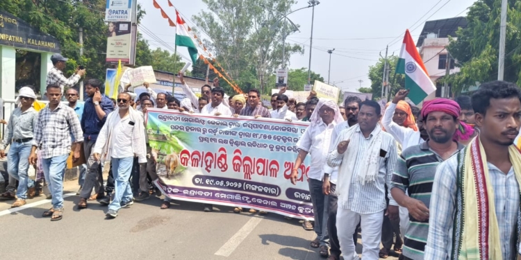 ଭବାନୀପାଟଣାରେ ଜିଲ୍ଲାପାଳଙ୍କ କାର୍ଯ୍ୟାଳୟ ଘେରିଲେ ହଜାର ହଜାର ଚାଷୀ