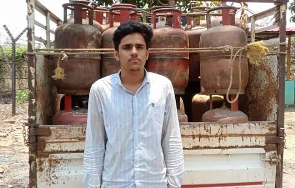 ସମ୍ବଲପୁର: ଜୁଜୁମୁରା ଅଞ୍ଚଳରେ ଚୋରା ଗ୍ୟାସ ରିଫିଲିଂ ରାକେଟ୍‌ର ପର୍ଦ୍ଦାଫାଶ, ୬୨ ସିଲିଣ୍ଡର ଜବତ