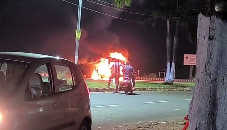 ଭୟାବହ ଅଗ୍ନିକାଣ୍ଡ: ଜଳିଗଲା ଆମ୍ବୁଲାନ୍ସ, ଅଳ୍ପକେ ବର୍ତ୍ତିଲେ ଶିଶୁ ରୋଗୀ ଓ ପରିବାର