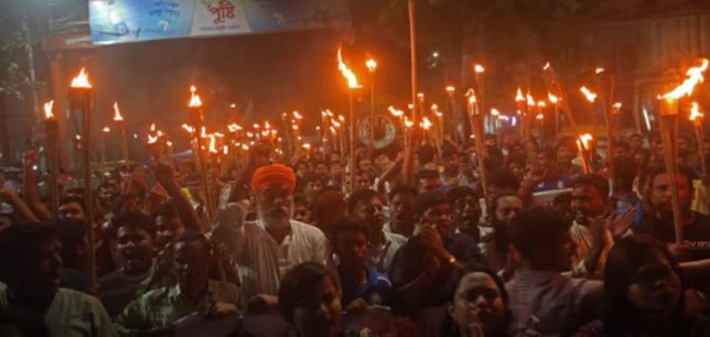 ଢାକାରେ ସଂଖ୍ୟାଲଘୁ ହିନ୍ଦୁଙ୍କ ବିଶାଳ ପ୍ରତିବାଦ: ପ୍ରଭୁ ଶ୍ରୀରାମଙ୍କ ଛବି ଅବମାନନା ଓ ମୂର୍ତ୍ତି ନିର୍ମାଣ ବନ୍ଦକୁ ନେଇ ଉତ୍ତେଜନା