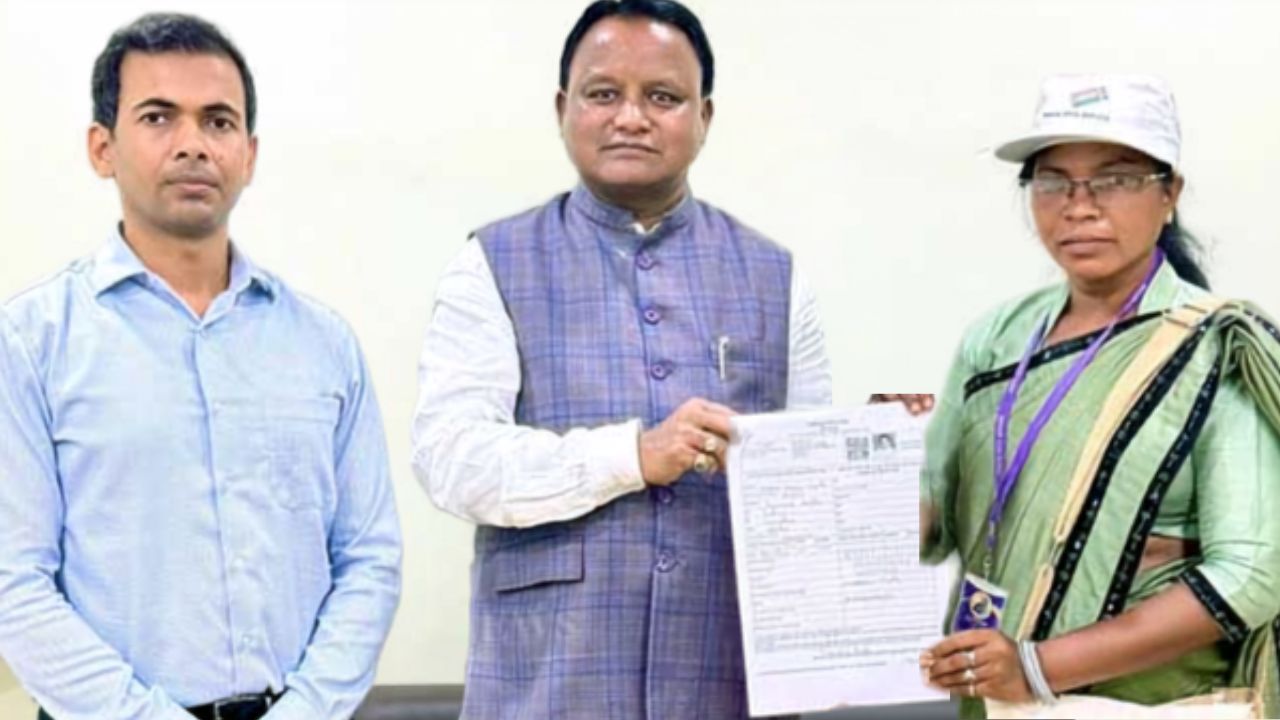 ମତଦାତା ସୂଚୀ ସଂଶୋଧନ: ନିଜ ଗାଁରେ ଫର୍ମ ପୂରଣ କରି ଉଦାହରଣ ସୃଷ୍ଟି କଲେ ମୁଖ୍ୟମନ୍ତ୍ରୀ ମୋହନ ମାଝୀ
