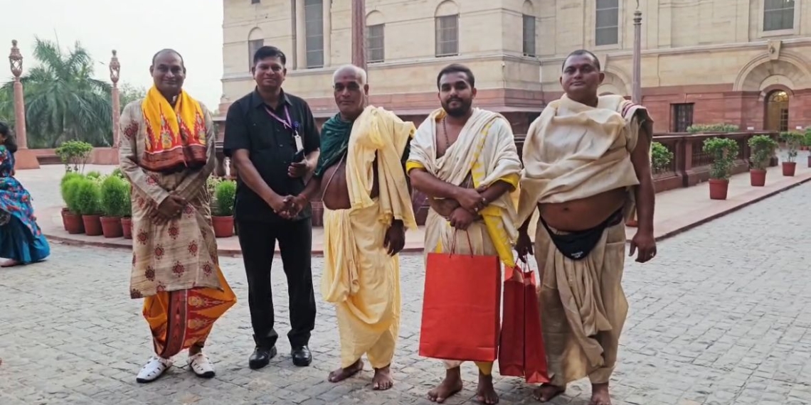 ରାଷ୍ଟ୍ରପତି ଦ୍ରୌପଦୀ ମୁର୍ମୁଙ୍କୁ ଭେଟିଲେ ଶ୍ରୀମନ୍ଦିର ସେବାୟତ ପ୍ରତିନିଧି ଦଳ; ଭେଟି ଦେଲେ ମହାପ୍ରଭୁଙ୍କ ହସ୍ତତନ୍ତ୍ର ମୂର୍ତ୍ତି