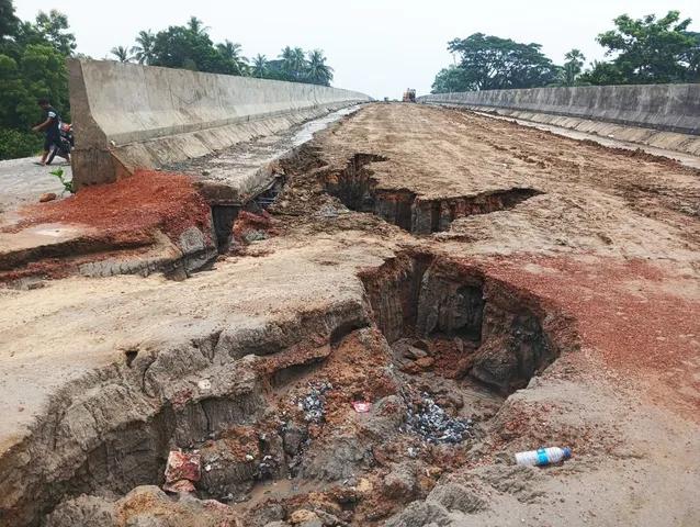 ବର୍ଷାରେ ଖୋଲିଲା ନିର୍ମାଣ କାମର ପୋଲ୍; ୫୫ ନମ୍ବର ଜାତୀୟ ରାଜପଥର ଫ୍ଲାଏଓଭର ଉଠାଣିରେ ସୃଷ୍ଟି ହେଲା ବିରାଟ ଘାଇ