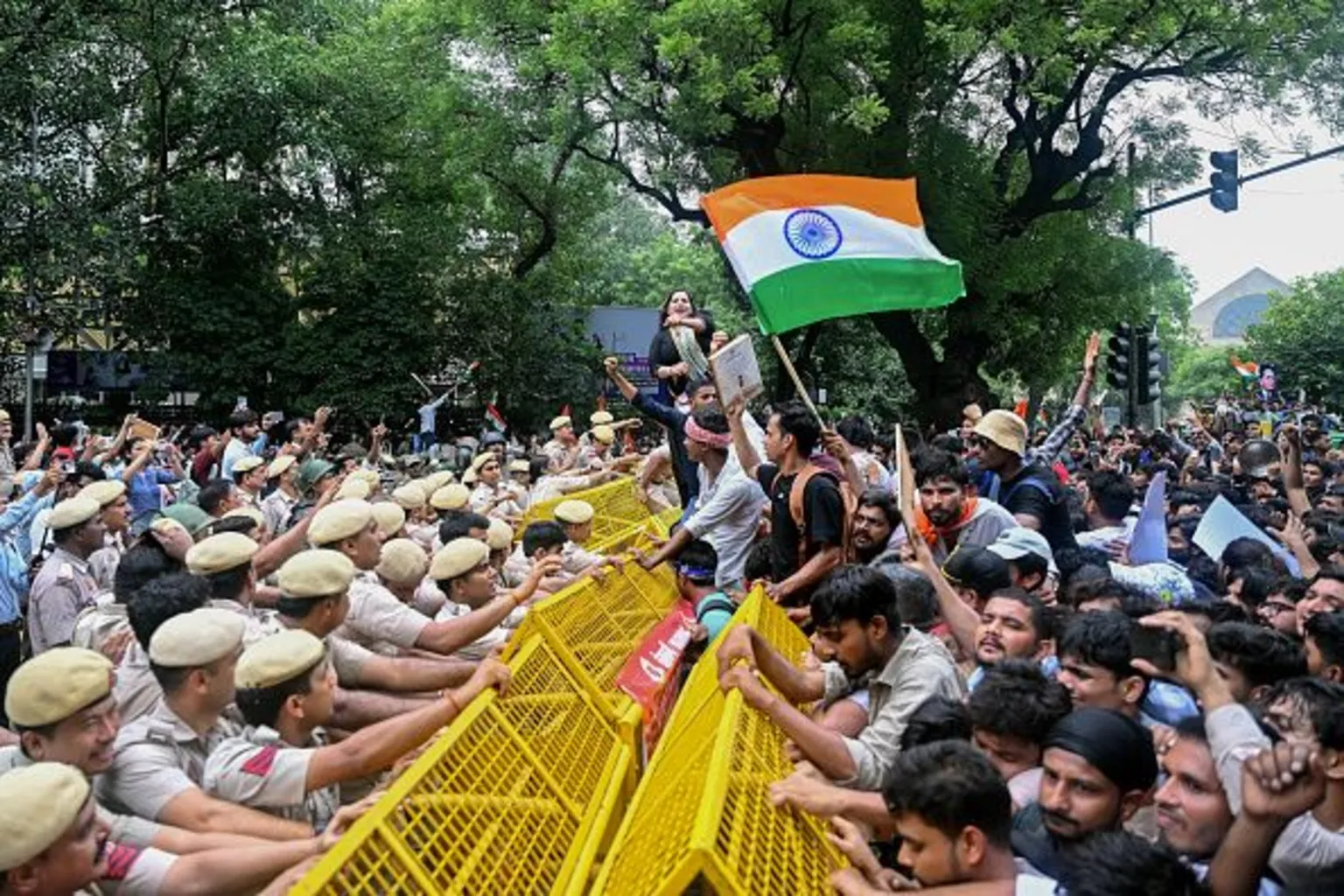 Protest in Delhi: ସଂସଦ ଅଭିମୁଖେ ‘Cockroach Janta Party’ର ମାର୍ଚ୍ଚକୁ ଅଟକାଇଲା ପୁଲିସ, ଟିୟର ଗ୍ୟାସ୍‌ ଓ ଲାଠିଚାର୍ଜ
