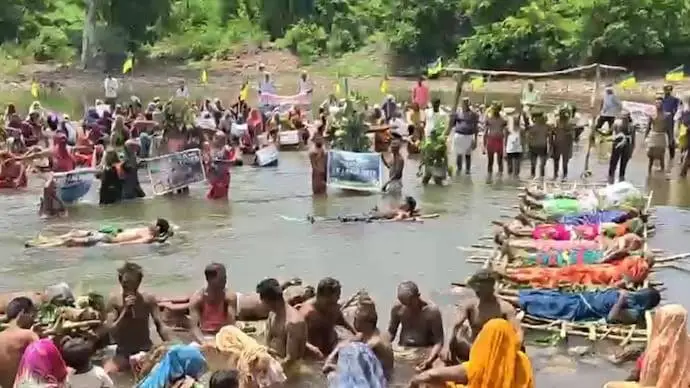 Protest: କେନ୍–ବେତୱା ପ୍ରକଳ୍ପ ବିରୋଧରେ ତୀବ୍ର ଆନ୍ଦୋଳନ, ଚିତାରେ ଶୋଇଲେ ଓ ପ୍ରତୀକାତ୍ମକ ଫାଶୀ ଲଗାଇ ସତ୍ୟାଗ୍ରହ କଲେ ଆଦିବାସୀ