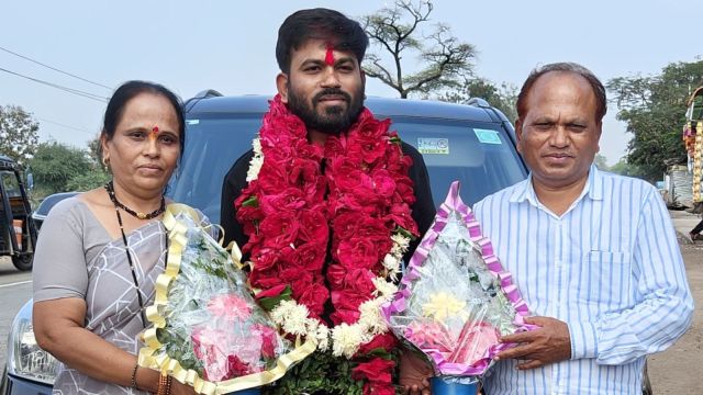 Abhijeet Dipke: ‘ମୋ ପୁଅ ଧୈର୍ଯ୍ୟର ସହ ଲଢ଼ିଛି’; ଧର୍ମେନ୍ଦ୍ର ପ୍ରଧାନଙ୍କ ଇସ୍ତଫା ପରେ ଆବେଗପ୍ରବଣ ହେଲେ ଅଭିଜିତ ଦୀପକେଙ୍କ ବାପା–ମା’