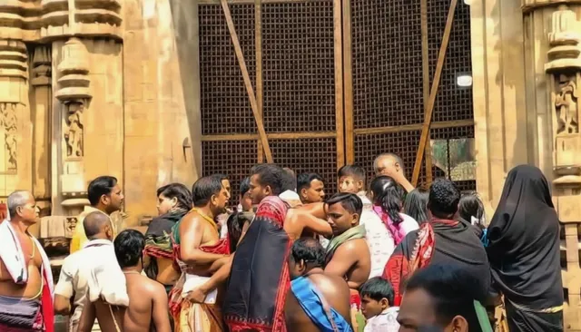 ପବିତ୍ର ଶ୍ରାବଣ ମାସ ଆରମ୍ଭ: ସାରା ଦେଶର ଶିବ ମନ୍ଦିରଗୁଡ଼ିକରେ ଭକ୍ତଙ୍କ ପ୍ରବଳ ଭିଡ଼, ଗୁଞ୍ଜରିତ ହେଉଛି ‘ହର ହର ମହାଦେବ’
