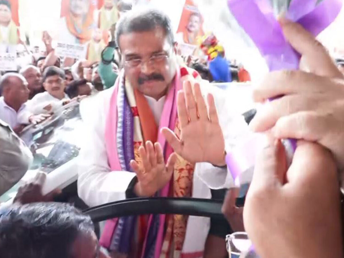 ଭୁବନେଶ୍ୱର ବିମାନବନ୍ଦରରେ କେନ୍ଦ୍ରମନ୍ତ୍ରୀ ଧର୍ମେନ୍ଦ୍ର ପ୍ରଧାନ: କର୍ମୀଙ୍କ ଭବ୍ୟ ସଂବର୍ଦ୍ଧନା, ଉତ୍ସବମୁଖର ପରିବେଶ