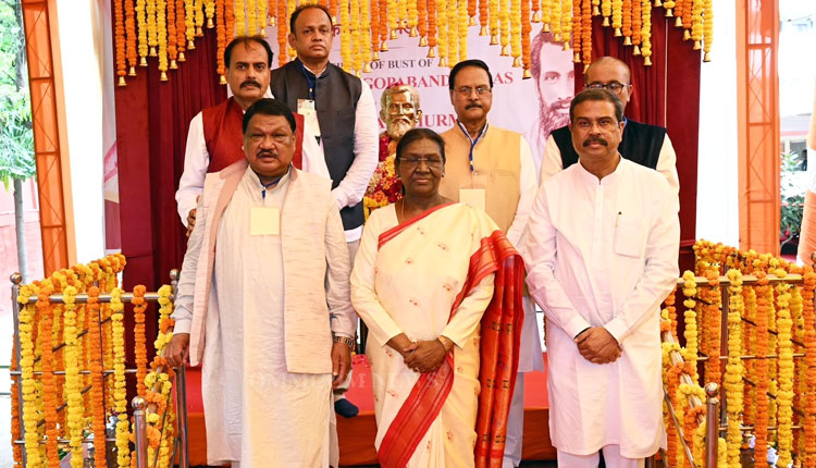 ନୂଆଦିଲ୍ଲୀରେ ଉତ୍କଳମଣି ଗୋପବନ୍ଧୁ ଦାସଙ୍କ ପ୍ରତିମୂର୍ତ୍ତି ଉନ୍ମୋଚନ କଲେ ରାଷ୍ଟ୍ରପତି ଦ୍ରୌପଦୀ ମୁର୍ମୁ: ଓଡ଼ିଶା ପାଇଁ ଐତିହାସିକ ମୁହୂର୍ତ୍ତ